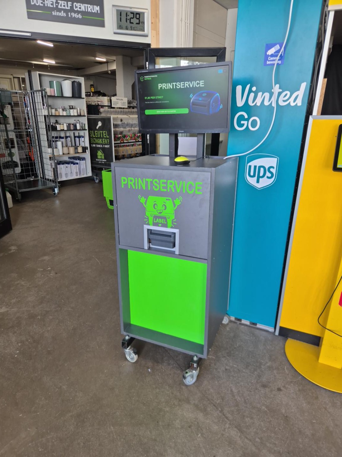 Onze groene labelzuil in de automatenhal